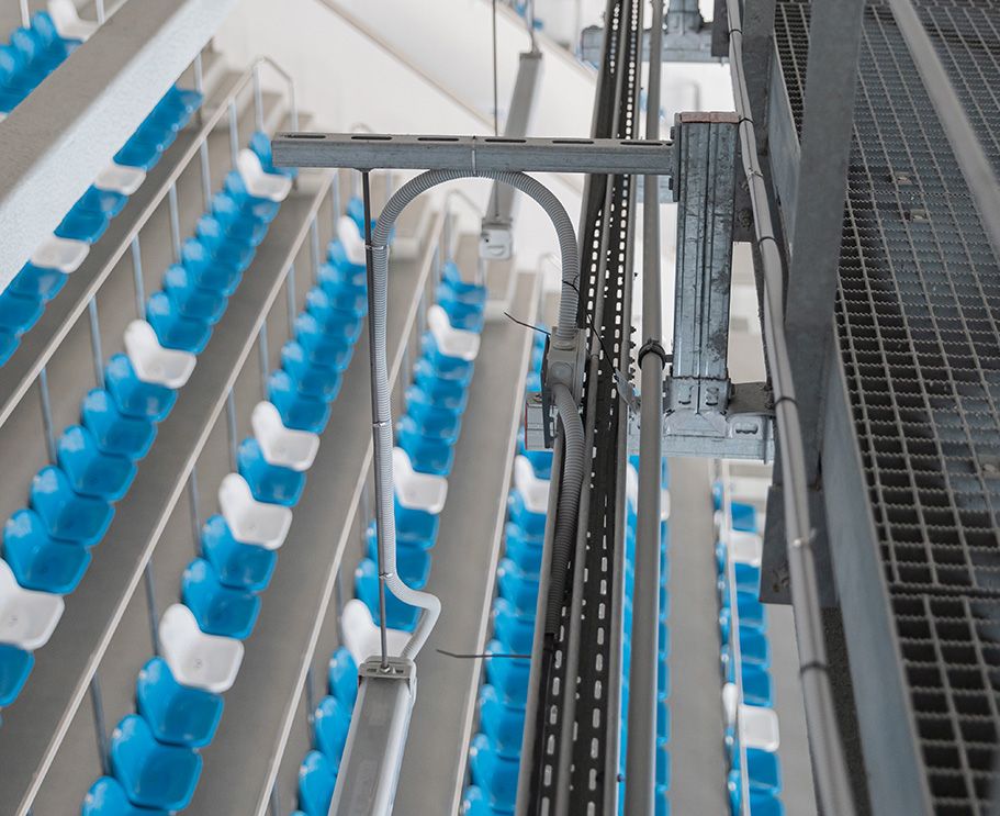 крепление спортивного освещения